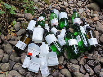 Bilden visar många småflaskor som används vid provtagning av miljögifter i vatten.